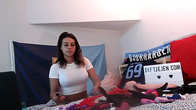 Snapshot of Dif-tjejen chatting on 02.04.25 Dif-tjejen online show from 02.04.25