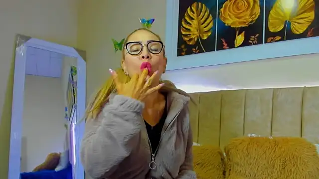 Snapshot of emagarcia chatting on 09.12.25 emagarcia online show from 09.12.25