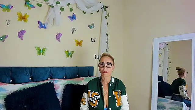 Snapshot of emagarcia chatting on 09.20.25 emagarcia online show from 09.20.25