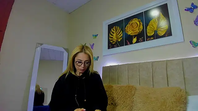 Snapshot of emagarcia chatting on 09.26.25 emagarcia online show from 09.26.25