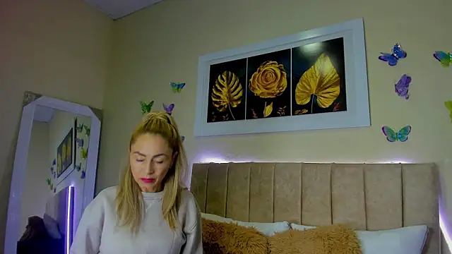 Snapshot of emagarcia chatting on 09.28.25 emagarcia online show from 09.28.25