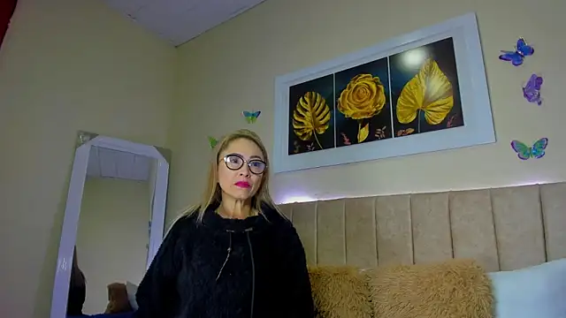 Snapshot of emagarcia chatting on 10.02.25 emagarcia online show from 10.02.25