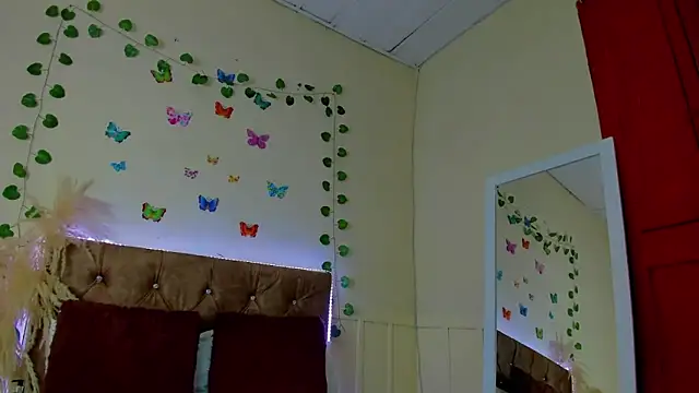 Snapshot of emagarcia chatting on 10.13.25 emagarcia online show from 10.13.25