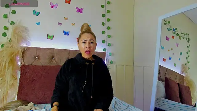 Snapshot of emagarcia chatting on 10.18.25 emagarcia online show from 10.18.25