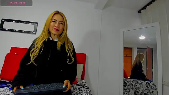 Snapshot of emagarcia chatting on 10.26.25 emagarcia online show from 10.26.25