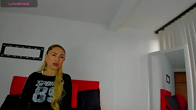 Snapshot of emagarcia chatting on 11.04.25 emagarcia online show from 11.04.25