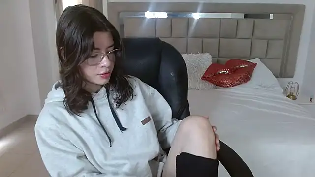 zoecruzz online show from 11.17.25