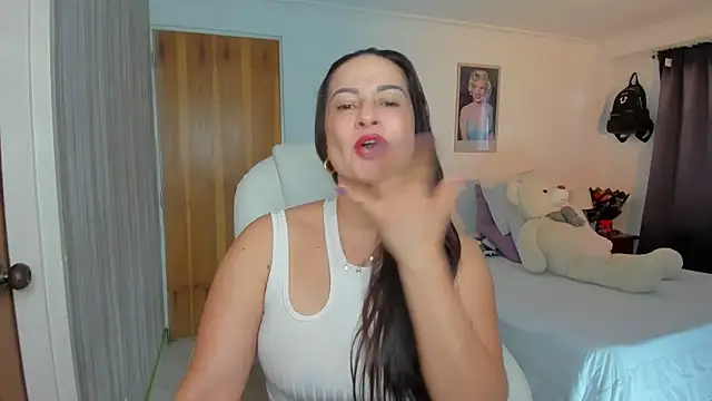 Snapshot of lucy_diiaz chatting on 09.30.25 lucy diiaz online show from 09.30.25