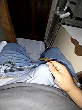 Snapshot of Whiper2024 chatting on 12.19.25 Whiper2024 online show from 12.19.25