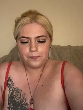 Snapshot of Blondiee3088 chatting on 02.02.25 Blondiee3088 online show from 02.02.25