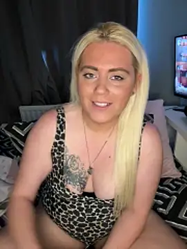 Snapshot of Blondiee3088 chatting on 11.17.25 Blondiee3088 online show from 11.17.25