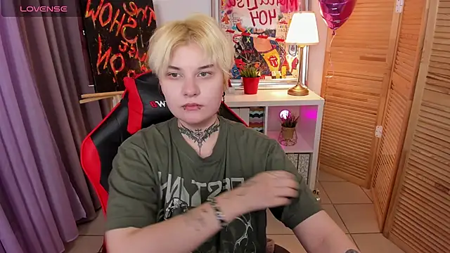 Snapshot of mekurisu chatting on 02.28.25 mekurisu online show from 02.28.25