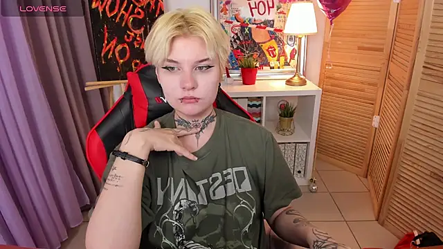 Snapshot of mekurisu chatting on 03.01.25 mekurisu online show from 03.01.25