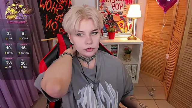 Snapshot of mekurisu chatting on 03.03.25 mekurisu online show from 03.03.25