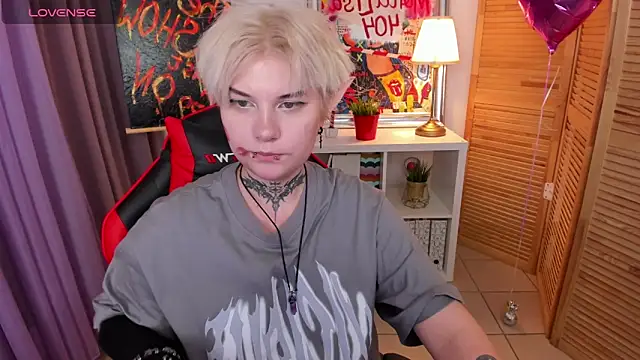 Snapshot of mekurisu chatting on 03.04.25 mekurisu online show from 03.04.25