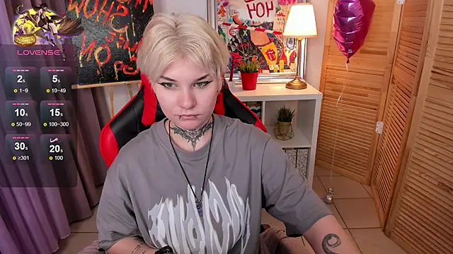 Snapshot of mekurisu chatting on 03.11.25 mekurisu online show from 03.11.25