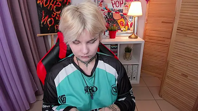 Snapshot of mekurisu chatting on 03.17.25 mekurisu online show from 03.17.25