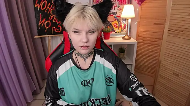 Snapshot of mekurisu chatting on 03.18.25 mekurisu online show from 03.18.25