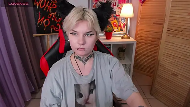 Snapshot of mekurisu chatting on 03.21.25 mekurisu online show from 03.21.25