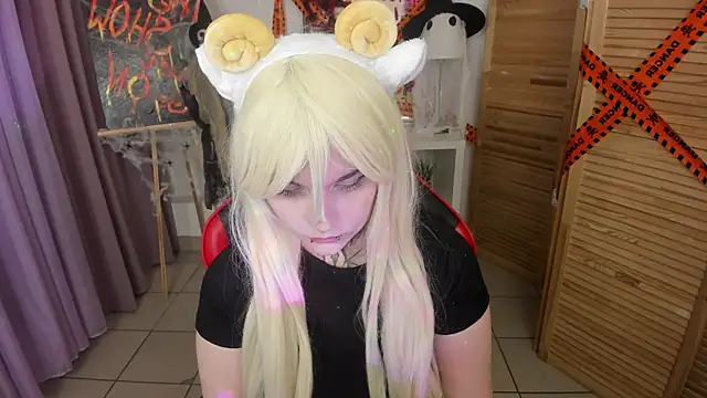 Snapshot of mekurisu chatting on 10.22.25 mekurisu online show from 10.22.25