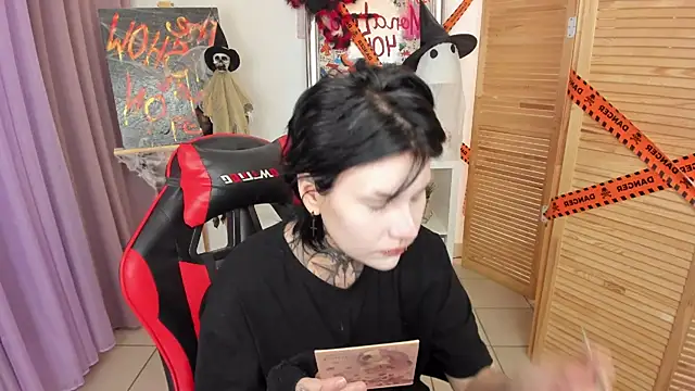 Snapshot of mekurisu chatting on 10.27.25 mekurisu online show from 10.27.25