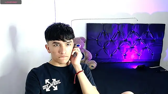 Snapshot of benji_hoter chatting on 09.29.25 benji hoter online show from 09.29.25