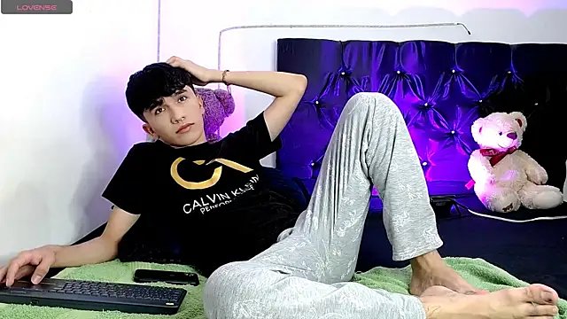 Snapshot of benji_hoter chatting on 10.02.25 benji hoter online show from 10.02.25