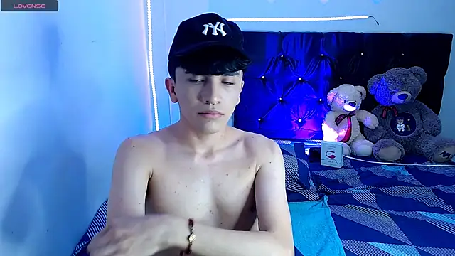 Snapshot of benji_hoter chatting on 11.06.25 benji hoter online show from 11.06.25