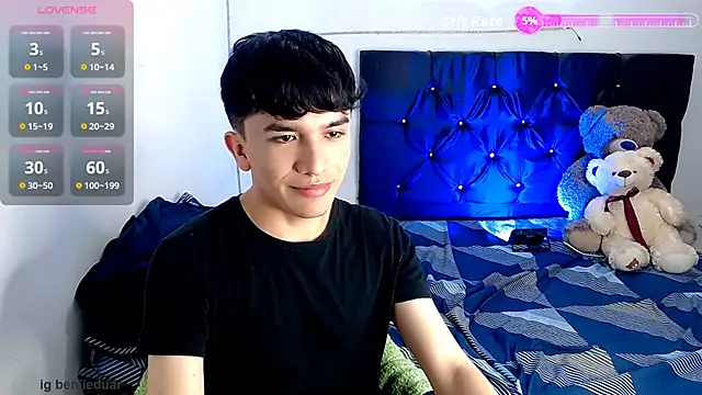 Snapshot of benji_hoter chatting on 11.21.25 benji hoter online show from 11.21.25