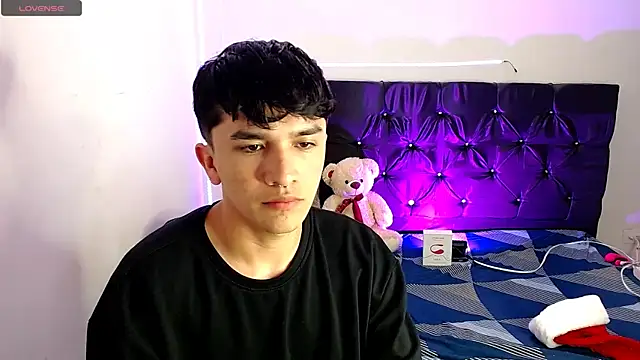 Snapshot of benji_hoter chatting on 12.02.25 benji hoter online show from 12.02.25