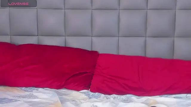 Snapshot of honey_moonts chatting on 02.15.25 honey moonts online show from 02.15.25