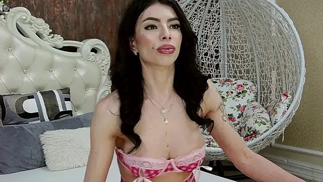 Snapshot of LaraDivine chatting on 02.06.25 LaraDivine online show from 02.06.25