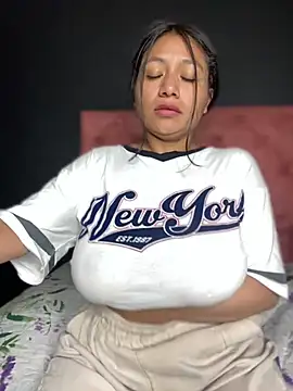 Snapshot of Im_Little chatting on 02.26.25 Im Little online show from 02.26.25