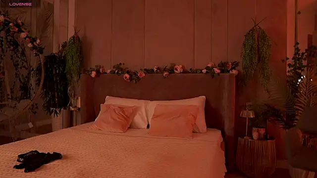 Smiley Mia online show from 09.21.25