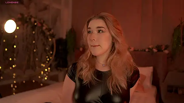 Smiley Mia online show from 09.26.25