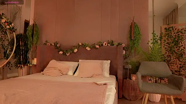 Smiley Mia online show from 10.16.25