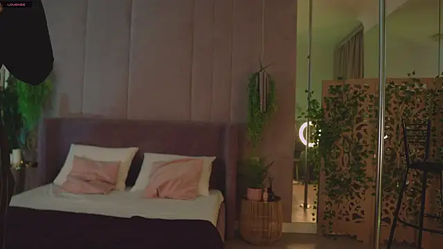 Smiley Mia online show from 11.20.25