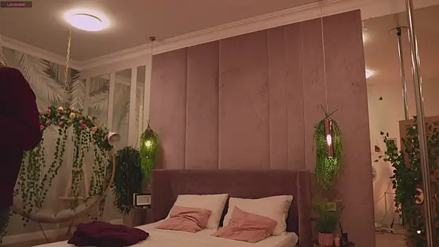 Smiley Mia online show from 11.22.25