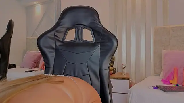 Tayra Pradit online show from 10.20.25