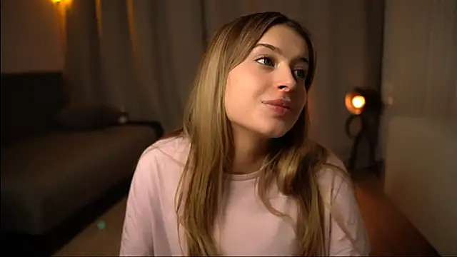 Snapshot of elisa_moon chatting on 12.21.24 elisa moon online show from 12.21.24