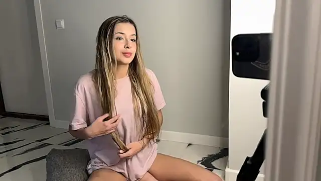 Snapshot of elisa_moon chatting on 01.11.25 elisa moon online show from 01.11.25