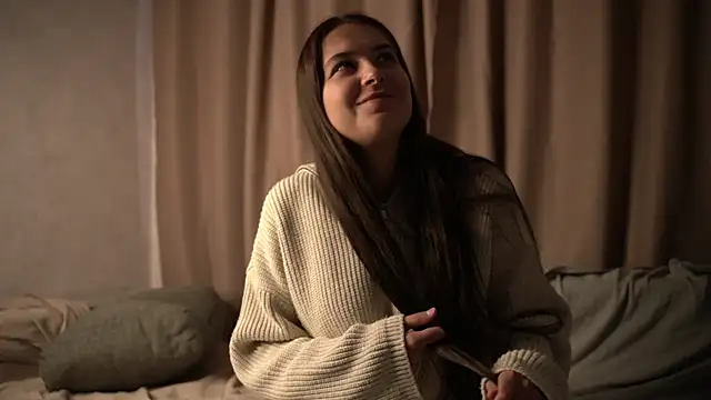 Snapshot of elisa_moon chatting on 10.17.25 elisa moon online show from 10.17.25