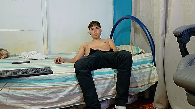 Snapshot of zackmontieel chatting on 11.29.25 zackmontieel online show from 11.29.25