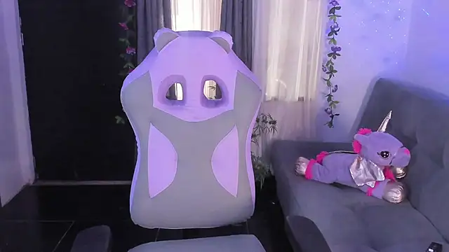 Snapshot of DannielaFerrer chatting on 11.21.25 DannielaFerrer online show from 11.21.25