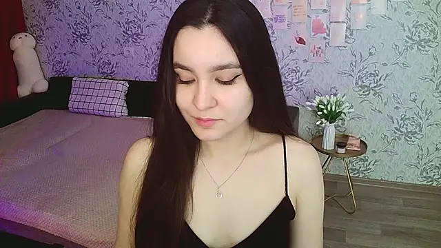 Snapshot of annie_shine chatting on 12.08.24 annie shine online show from 12.08.24