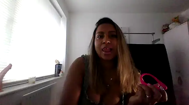 Snapshot of TEMPTING-TAMMY chatting on 01.08.25 TEMPTING-TAMMY online show from 01.08.25