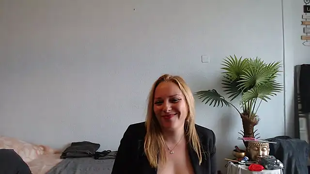 Snapshot of Doucelouve9 chatting on 02.19.25 Doucelouve9 online show from 02.19.25