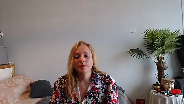 Snapshot of Doucelouve9 chatting on 02.21.25 Doucelouve9 online show from 02.21.25