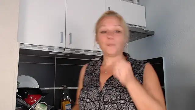 Snapshot of Doucelouve9 chatting on 09.24.25 Doucelouve9 online show from 09.24.25