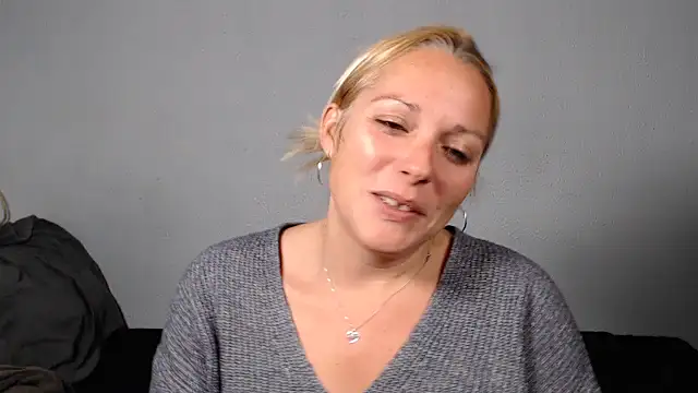 Snapshot of Doucelouve9 chatting on 11.22.25 Doucelouve9 online show from 11.22.25